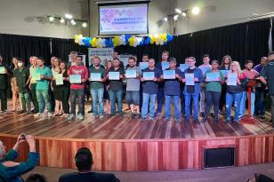 Mais 47 alunos se formaram pelas Carretas do Conhecimento em São José dos Pinhais - Os formados no curso de Elétrica Automotiva receberam diploma de conclusão de curso