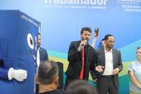 homem falando com microfone na mão