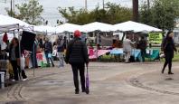pessoas na feira