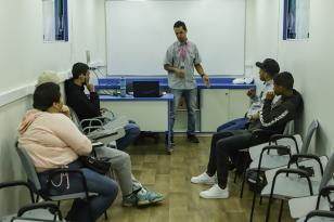 Programa Qualifica Paraná oferece diversos cursos por meio das Carretas do Conhecimentos estacionadas em frente ao Palácio Iguaçu