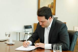 Governador assina decreto com novos valores e Piso Regional ultrapassa R$ 2 mil
