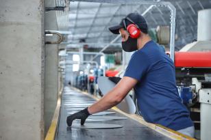 De janeiro a setembro, Paraná lidera geração de empregos para jovens na região Sul