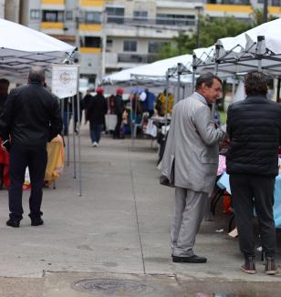 pessoas na feira