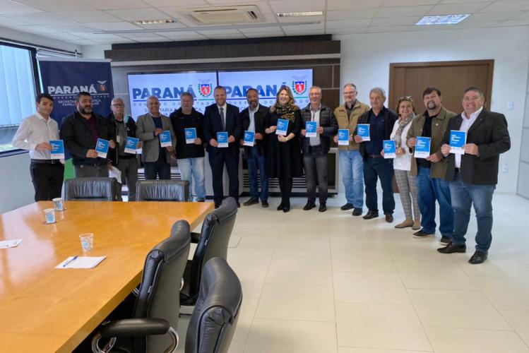 Cartilha relata a história e os avanços do salário mínimo do Paraná, o maior do Brasil Foto: SEJUF Cartilha relata a história e os avanços do salário mínimo do Paraná, o maior do Brasil Foto: SEJUF Cartilha relata a história e os avanços do salário mínimo do Paraná, o maior do Brasil Foto: SEJUF Cartilha relata a história e os avanços do salário mínimo do Paraná, o maior do Brasil