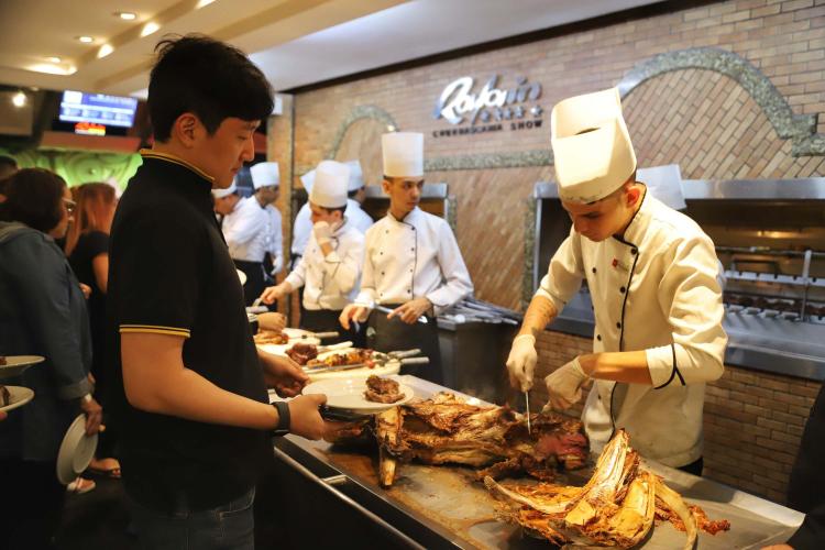 Setor de serviços lidera geração de emprego em abril no Paraná.