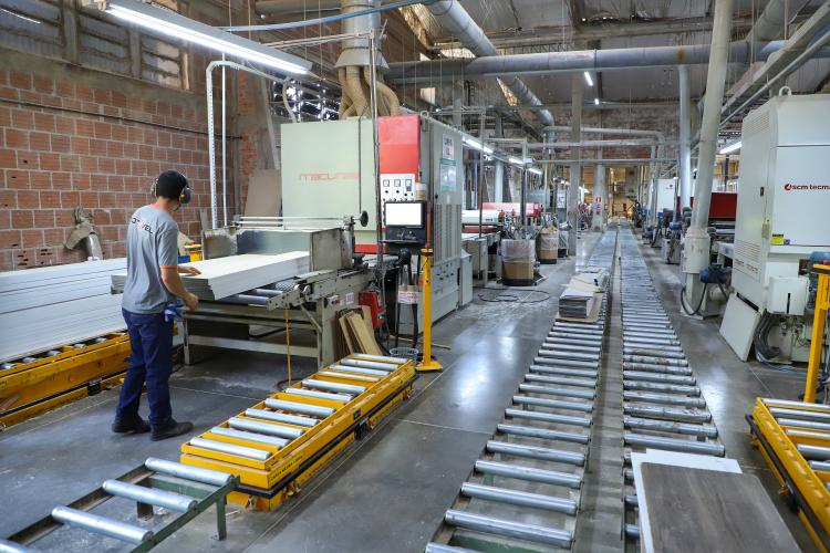 Paraná gera 75 mil empregos em cinco meses e se consolida como líder da região Sul