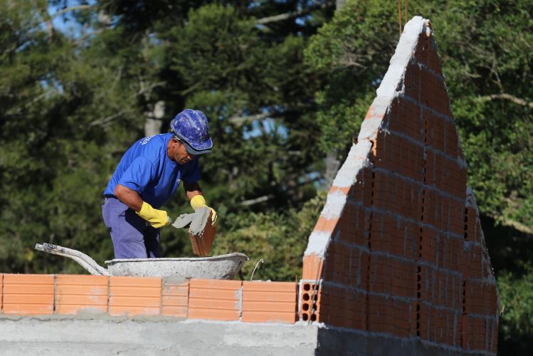 Setor de serviços impulsiona geração de empregos em setembro no Paraná