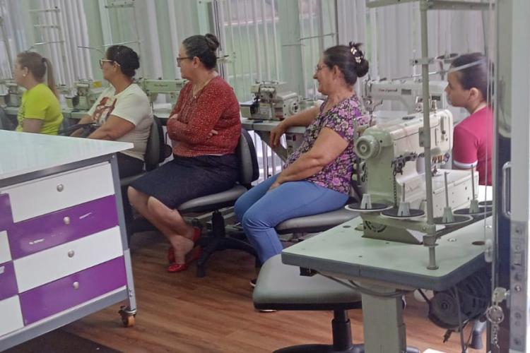 Carreta do Conhecimento leva curso de corte e costura industrial ao município de Flórida