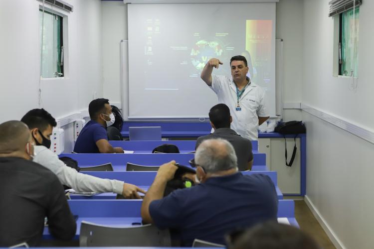 Programa Qualifica Paraná oferece diversos cursos por meio das Carretas do Conhecimentos estacionadas em frente ao Palácio Iguaçu