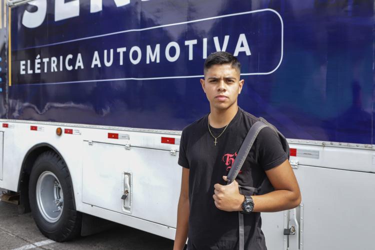 Programa Qualifica Paraná oferece diversos cursos por meio das Carretas do Conhecimentos estacionadas em frente ao Palácio Iguaçu