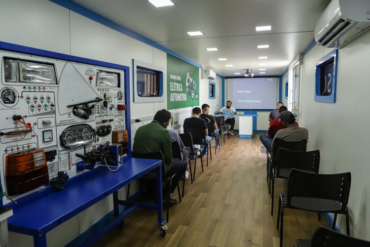 Programa Qualifica Paraná oferece diversos cursos por meio das Carretas do Conhecimentos estacionadas em frente ao Palácio Iguaçu