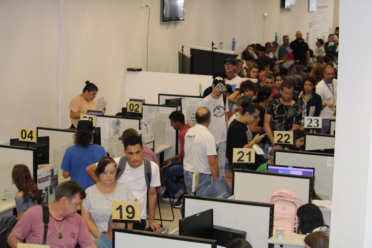 Mutirão em Curitiba oferece mais de 600 vagas de emprego para pessoas acima de 50 anos