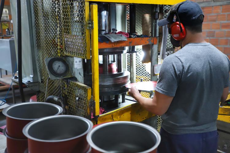 Número de desempregados no Paraná cai pela metade desde 2019, aponta IBGE