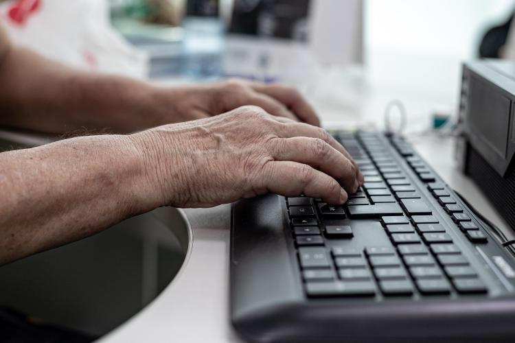 Depois dos 50: estágios e novas vagas ajudam na reinserção de pessoas no mercado de trabalho