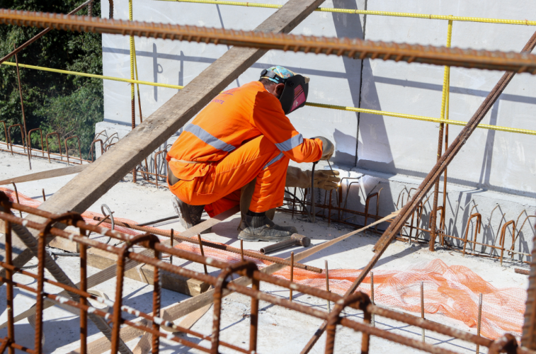 Serviços impulsionam geração de empregos e consolidam liderança do Paraná no mercado de trabalho em 2025