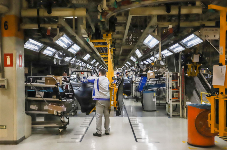 Serviços impulsionam geração de empregos e consolidam liderança do Paraná no mercado de trabalho em 2025