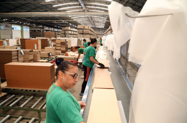 Paraná lidera contratação de mulheres e jovens na Região Sul em 2025