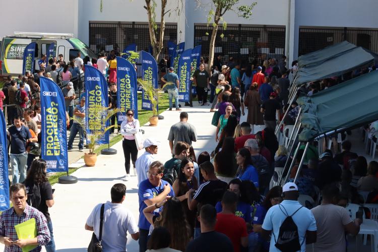 Mutirão Emprega Mais oferece 2 mil vagas e atende mais de mil pessoas em Curitiba