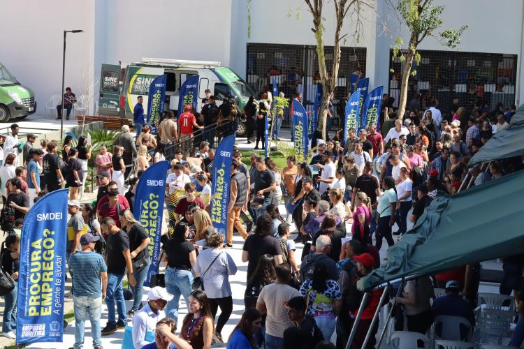 Mutirão Emprega Mais oferece 2 mil vagas e atende mais de mil pessoas em Curitiba