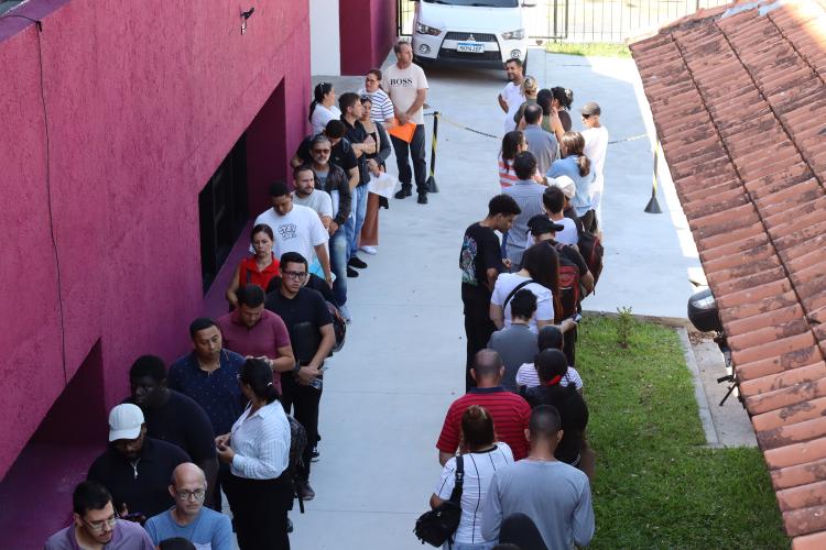 Mutirão Emprega Mais oferece 2 mil vagas e atende mais de mil pessoas em Curitiba