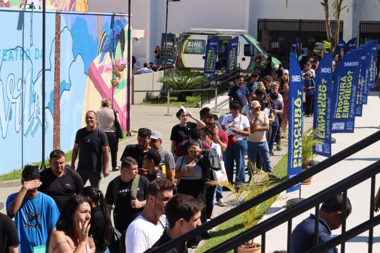 Mutirão Emprega Mais oferece 2 mil vagas e atende mais de mil pessoas em Curitiba