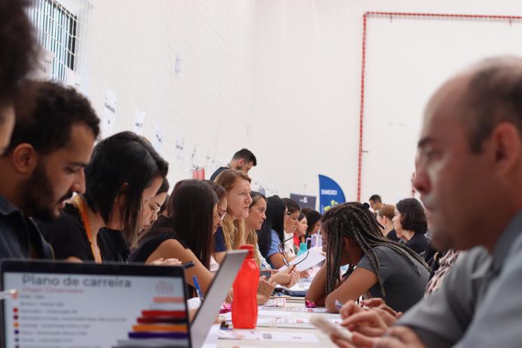 Mutirão Emprega Mais oferece 2 mil vagas e atende mais de mil pessoas em Curitiba