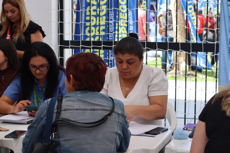 Mutirão Emprega Mais oferece 2 mil vagas e atende mais de mil pessoas em Curitiba