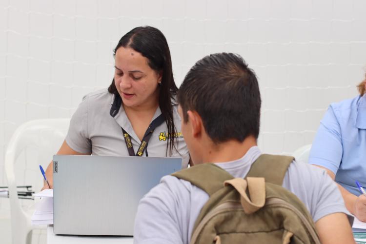 Mutirão Emprega Mais oferece 2 mil vagas e atende mais de mil pessoas em Curitiba