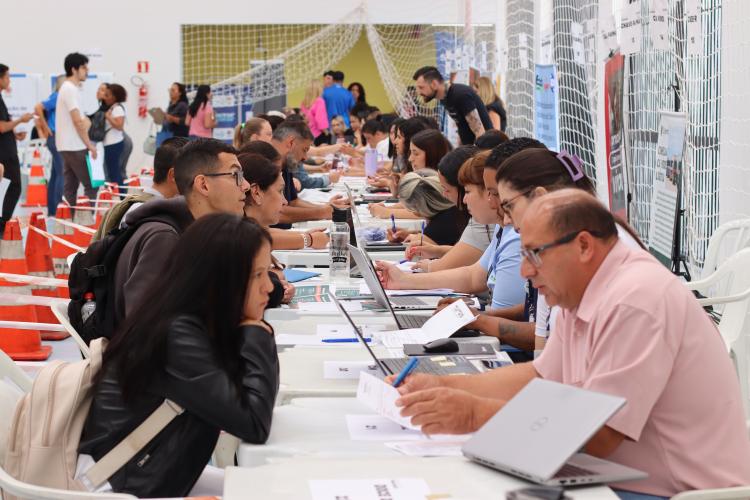 Mutirão Emprega Mais oferece 2 mil vagas e atende mais de mil pessoas em Curitiba
