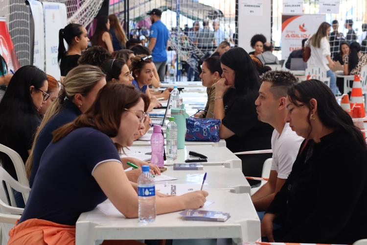 Mutirão Emprega Mais oferece 2 mil vagas e atende mais de mil pessoas em Curitiba