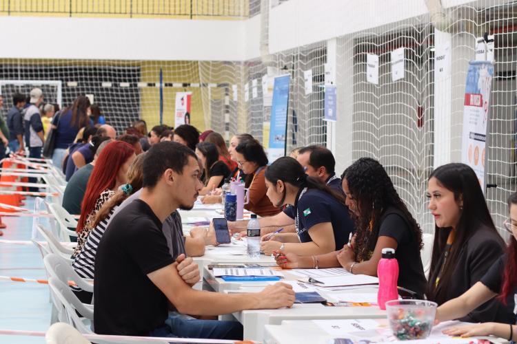 Mutirão Emprega Mais oferece 2 mil vagas e atende mais de mil pessoas em Curitiba