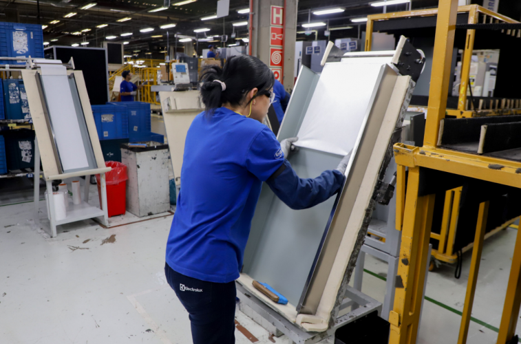 Com 24,8 mil vagas, Agências do Trabalhador auxiliam paranaenses a assinar a carteira