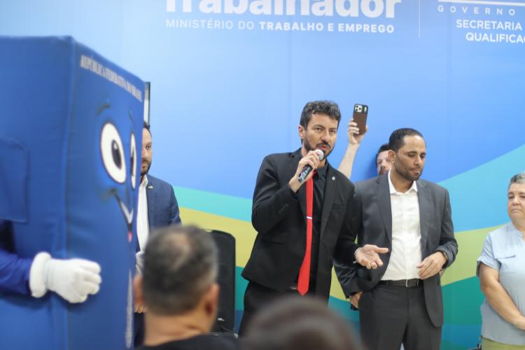 homem falando com microfone na mão