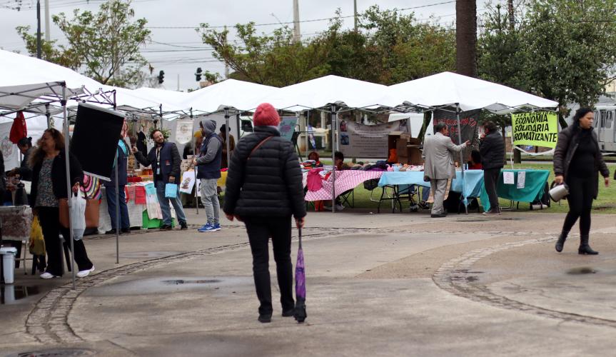 pessoas na feira