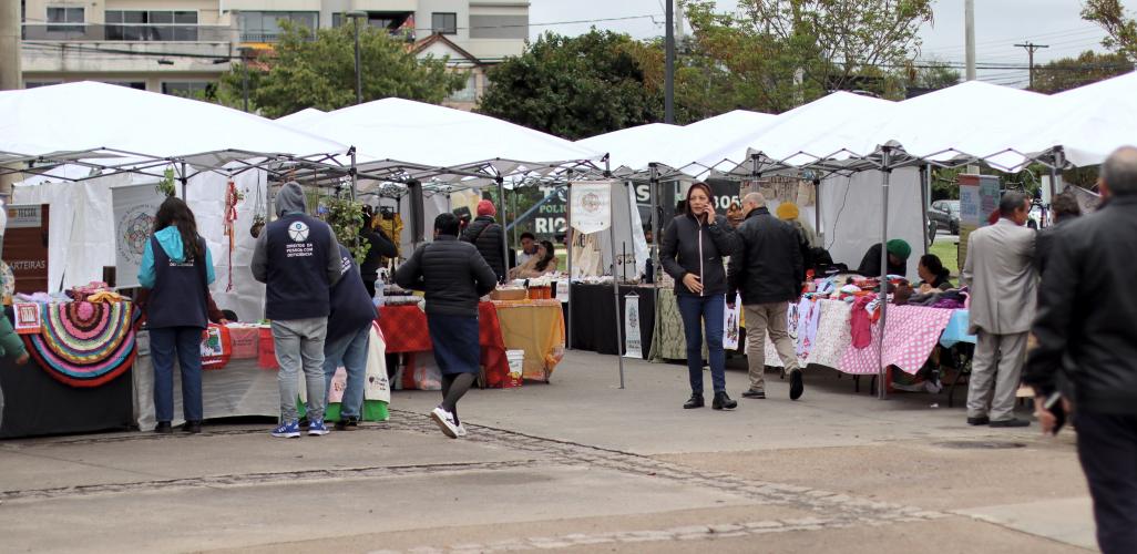 pessoas na feira