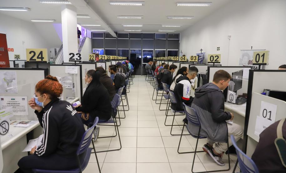 Estado promove mutirão de emprego com 1.784 vagas para operador de telemarketing na Agencia do Trabalhador.