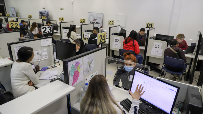 Semana começa com 17,9 mil vagas de emprego em todo Paraná