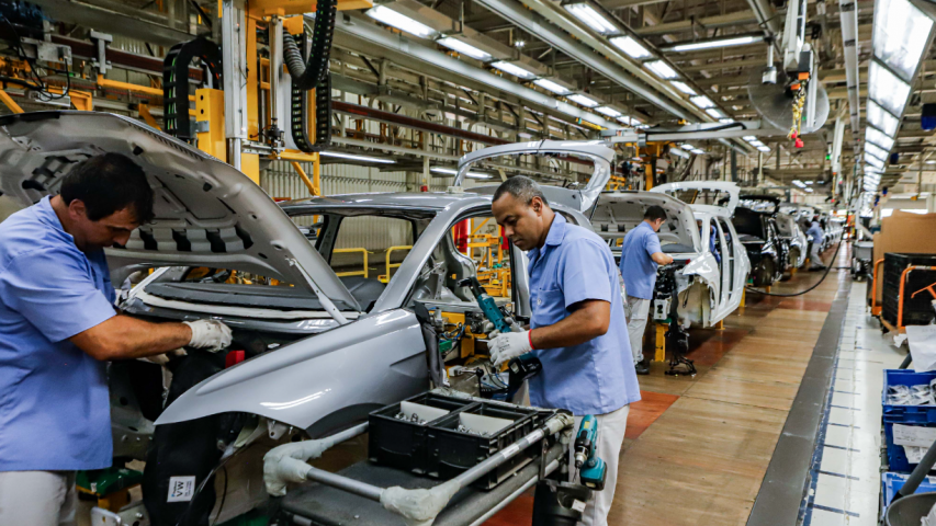 Com 24,8 mil vagas, Agências do Trabalhador auxiliam paranaenses a assinar a carteira